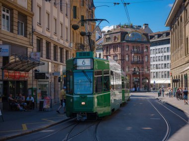 Basel, İsviçre - 8 Temmuz 2022: Şehirde toplu taşıma. Basel şehir merkezindeki yeşil tramvay. Basel 'in yeşil ve sarı tramvayları şehrin ayrılmaz bir parçası haline geldi..