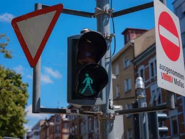 Basel caddesinde yakın çekim kaldırım ışığı. Trafik denetimi ve düzenleme kavramı