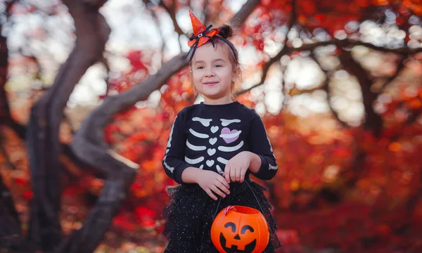Young Girl Black Costume Goes Trick Treating Little Witch Kids —  Fotos de Stock