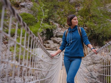 Türkiye 'ye git, Kemer sonbahar mevsiminde. Lycian Yolu 'nun ünlü bir parçası, Goynuk Kanyonu. Dağlarda yürüyüş yapan bir kadın. Genç bayan ormanda sırt çantasıyla yürüyor..