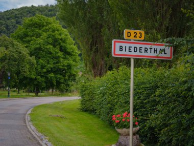 Yaz günü İsviçre dağ köyünün girişindeki yol tabelası Biederthal.