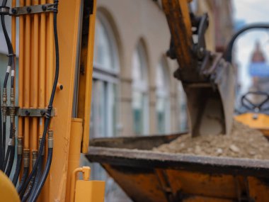 Basel, İsviçre - 4 Temmuz 2022: Basel caddelerinde yol çalışmaları, özel ekipmanlar. mobil mekanik kazıcı