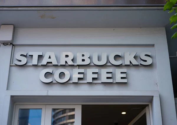 Basel Sviçre Temmuz 2022 Starbucks Logosu Bir Starbuks Mağazasının Cephesinde — Stok fotoğraf