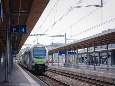 Bern, İsviçre - 6 Temmuz 2022: Şehirde toplu taşıma. Bern şehrindeki Wankdorf tren istasyonunda güneşli bir yaz gününde BLS treni.
