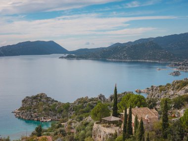 Türkiye 'nin Kekova adasında seyahat ve turistik merkezler. Kalekoy Köyü 'nden güzel bir deniz manzarası, Demre, deniz manzaralı bir tekne ve ada.