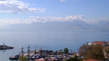 Antalya 'daki eski şehre doğru yürü. Kış mevsimi. Cumhuriyet Meydanı yakınlarındaki gözlem güvertesinden eski kentin liman manzarası