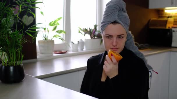 新鮮なオレンジの感覚の匂いをしようとしている病気の女性は Covid コロナウイルス感染症の症状を持っています 長期にわたるコビド19症状 長期的効果の一つとしての匂いの喪失 Cov — ストック動画