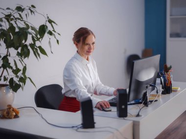 Bağımsız başlangıç geliştirme eğitmeninin portresi, kadın antrenör masa masası, iş kararlarını çözme hazırlığı çalışma istasyonu ortaklarına danışın