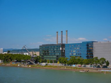 Basel, İsviçre - 8 Temmuz 2022: Fütürist Novartis Pavillon, Basel şehrinin ilaç şirketinin kampüsünde. Novartis tıp araştırmaları ve ürünleri için önde gelen bir ilaç şirketi..