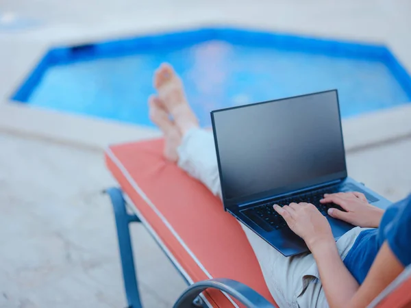 Young Business Woman Working Computer Hotel Pool Young Lady Downshifter — Stock fotografie