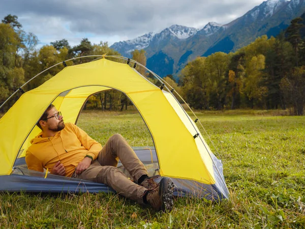 Trip Caucasus Mountains Arkhyz Teberdinsky Reserve Man Traveler Relaxing Mountains — Stockfoto