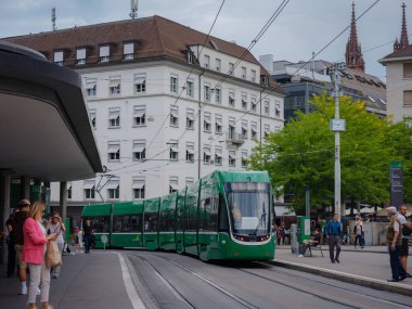 Basel, İsviçre - 4 Temmuz 2022: Şehirde toplu taşıma. Basel şehir merkezindeki yeşil tramvay. Basel 'in yeşil ve sarı tramvayları şehrin ayrılmaz bir parçası haline geldi..