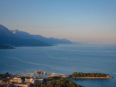 Türkiye 'ye git, Kemer sonbahar mevsiminde. Resimli doğa. Deniz ve dağlar.