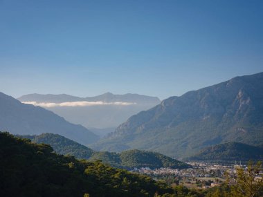 Türkiye 'ye git, Kemer sonbahar mevsiminde. Resimli doğa. Deniz ve dağlar.