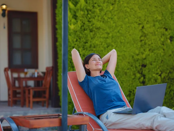 Young Business Woman Working Computer Hotel Pool Young Lady Downshifter — Stock fotografie