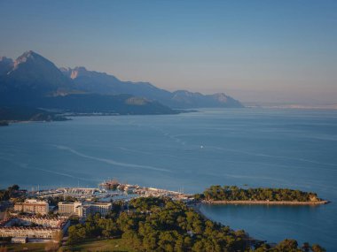 Türkiye 'ye git, Kemer sonbahar mevsiminde. Resimli doğa. Deniz ve dağlar.
