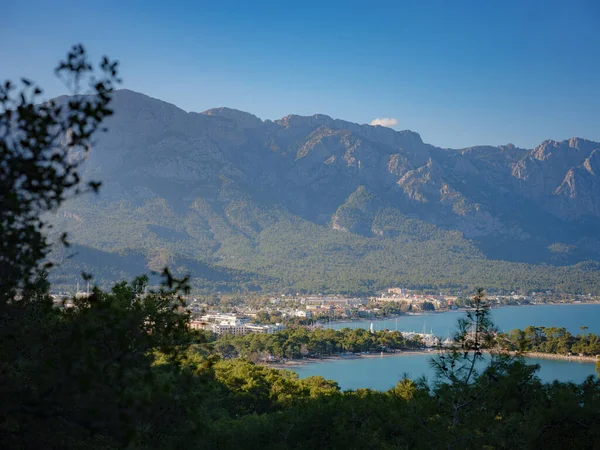 Türkiye 'ye git, Kemer sonbahar mevsiminde. Resimli doğa. Deniz ve dağlar.