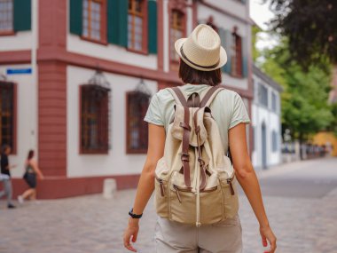 Yazın Avrupa 'ya git genç Asyalı kadın. İsviçre 'de harika bir tatil geçiren bir kadın, Basel. Turistik yerleri ve manzaraları ziyaret eden bir bayan..
