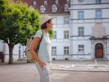 İsviçre 'de harika bir tatil geçiren bir kadın, Delemont. Bayan turistik yerleri ve işaretleri ziyaret ediyor. Delemont Kalesi