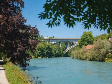 Yazın Bern, İsviçre 'ye seyahat. Aare nehri üzerindeki Kornhaus Köprüsü manzarası.