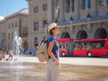 İsviçre 'de harika bir tatil geçiren bir kadın, BErn. Turistik yerleri ve manzaraları ziyaret eden bir bayan..