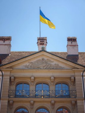 Yazın Bern, İsviçre 'ye seyahat. Erlacherhof - Ukrayna bayrağıyla Bern İl Başbakanlığı, destek jesti