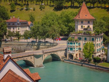 Yazın Bern, İsviçre 'ye seyahat. Aare nehrinin manzarası. Bern 'ün eski bölümü UNESCO Dünya Mirası Alanı olarak tanınıyor
