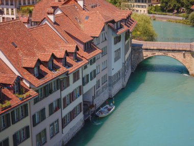 Yazın Bern, İsviçre 'ye seyahat. Aare nehrinin manzarası. Bern 'ün eski bölümü UNESCO Dünya Mirası Alanı olarak tanınıyor