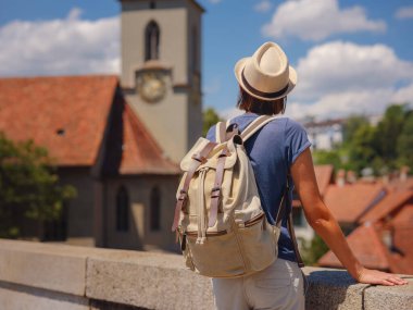 İsviçre 'de iyi tatiller BErn. Bayan turistik yerleri ve işaretleri ziyaret ediyor. Şehir manzarasının tepesindeki kadın turist, eski Bern kasabasına