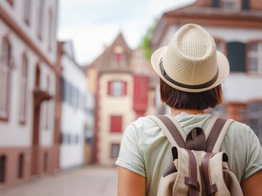 Yazın Avrupa 'ya git genç Asyalı kadın. İsviçre 'de harika bir tatil geçiren bir kadın, Basel. Turistik yerleri ve manzaraları ziyaret eden bir bayan..