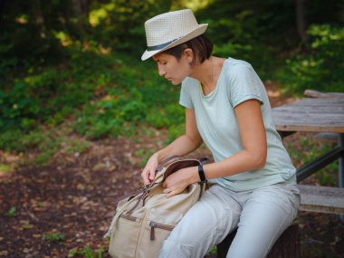Yazın Avrupa 'ya git genç Asyalı kadın. İsviçre 'nin Roggenburg köyünün yukarısında bir gözlem noktası. Yaz ormanlarında yürüyüş, mola.
