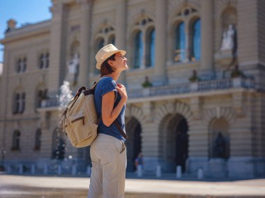 İsviçre 'de harika bir tatil geçiren bir kadın, BErn, Federal Saray. Turistik yerleri ve manzaraları ziyaret eden bir bayan..