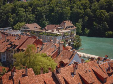 Yazın Bern, İsviçre 'ye seyahat. Aare nehrinin manzarası. Bern 'ün eski bölümü UNESCO Dünya Mirası Alanı olarak tanınıyor