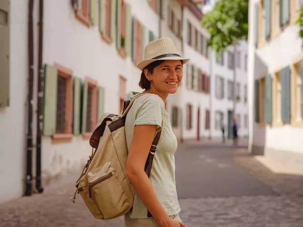 夏のヨーロッパの若いアジアの女性に旅行 スイスで素晴らしい休暇を過ごしている女性 バーゼル 観光名所や名所を訪れる女性 — ストック写真