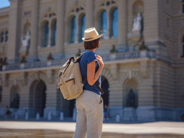 İsviçre 'de harika bir tatil geçiren bir kadın, BErn, Federal Saray. Turistik yerleri ve manzaraları ziyaret eden bir bayan..