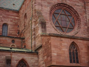 Basel 'in Gotik Protestan katedrali, 9. yüzyılın tapınağına kadar uzanan iki kuleli ve kiremitli çatısı var. Katedral iç mimarisi