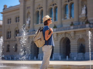 İsviçre 'de harika bir tatil geçiren bir kadın, BErn, Federal Saray. Turistik yerleri ve manzaraları ziyaret eden bir bayan..
