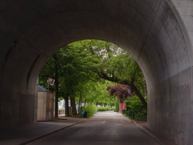 İsviçre 'nin Basel kentindeki binalar. Ren seti üzerinde bir tünel