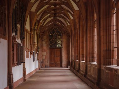 Basel 'in Gotik Protestan katedrali, 9. yüzyılın tapınağına kadar uzanan iki kuleli ve kiremitli çatısı var. Katedral iç mimarisi