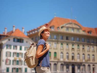 İsviçre 'de harika bir tatil geçiren bir kadın, BErn, Federal Saray. Turistik yerleri ve manzaraları ziyaret eden bir bayan..