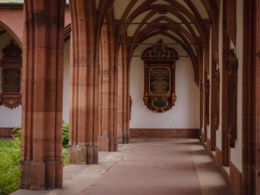 Basel 'in Gotik Protestan katedrali, 9. yüzyılın tapınağına kadar uzanan iki kuleli ve kiremitli çatısı var. Katedral iç mimarisi