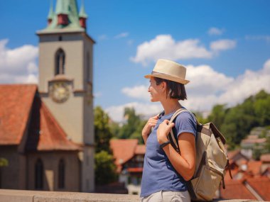 İsviçre 'de iyi tatiller BErn. Bayan turistik yerleri ve işaretleri ziyaret ediyor. Şehir manzarasının tepesindeki kadın turist, eski Bern kasabasına