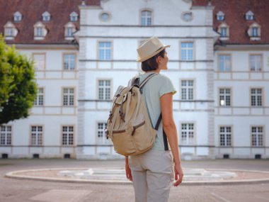 İsviçre 'de harika bir tatil geçiren bir kadın, Delemont. Bayan turistik yerleri ve işaretleri ziyaret ediyor. Delemont Kalesi