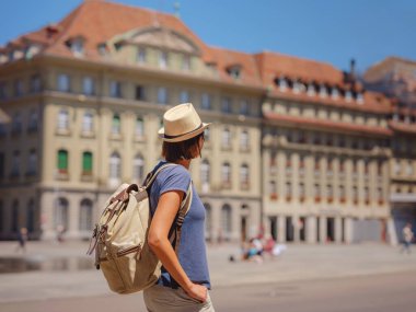 İsviçre 'de harika bir tatil geçiren bir kadın, BErn, Federal Saray. Turistik yerleri ve manzaraları ziyaret eden bir bayan..