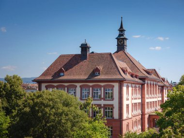 İsviçre 'nin Basel kentindeki binalar. Güzel bir Avrupa şehrinde güneşli bir gün