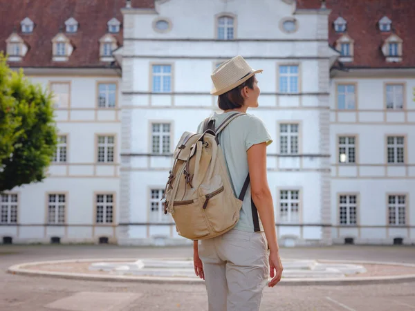 スイスで素晴らしい休暇を過ごしている女性 デレモン 観光スポットやランドマークを訪れる女性 デレモン城 — ストック写真