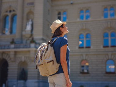 İsviçre 'de harika bir tatil geçiren bir kadın, BErn, Federal Saray. Turistik yerleri ve manzaraları ziyaret eden bir bayan..