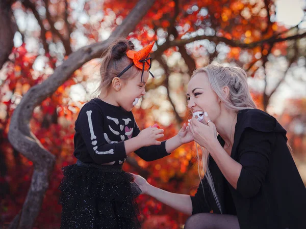 Mother Her Child Girl Playing Together Goes Trick Treating Little — Photo