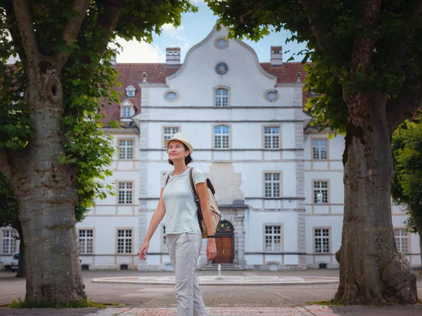 Una Mujer Que Está Vacaciones Suiza Delemont Señora Visitando Atracciones —  Fotos de Stock