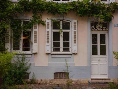 İsviçre 'nin Basel kentindeki binalar. Avrupa 'nın eski şehri. Şehir merkezinde yürüyün, evlerin cephelerini görün.